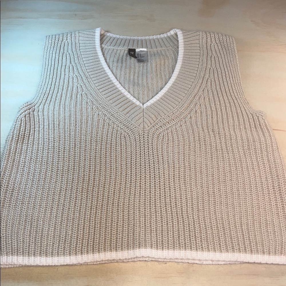 H&M Tan and Cream Cable Knit V-Neck Sweater Vest Oversized Cropped Sz M